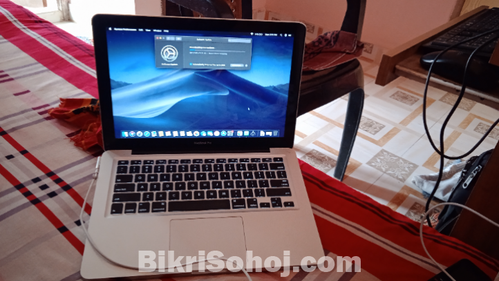 MacBook pro Core i7 256 SSD/8 RAM